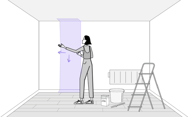 Personne alignant le lé de papier peint sur le trait vertical tracé au mur
