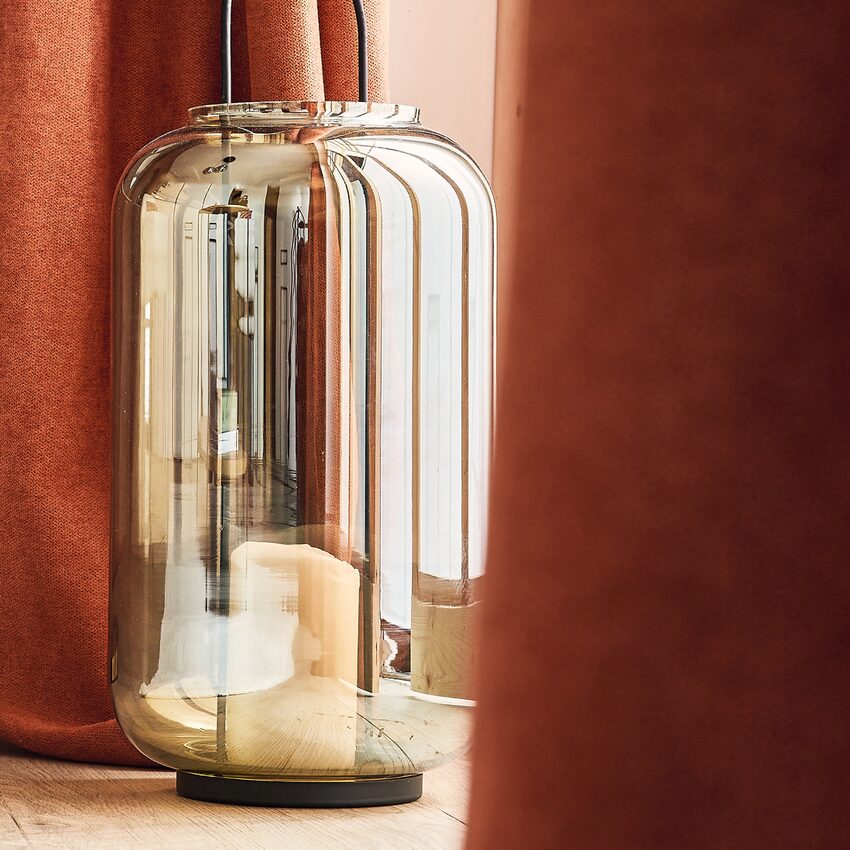Lanterne en verre fumé posée au sol