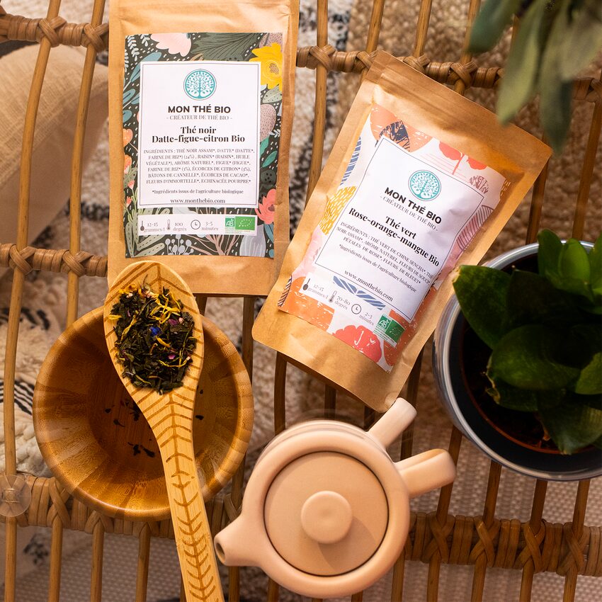 Deux sachets de thé avec théière et vaisselle en bois