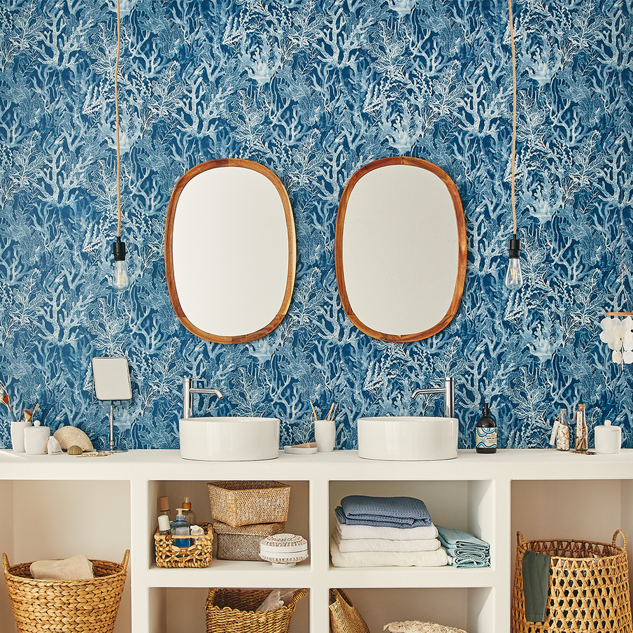 Déco salle de bain bord de mer, papier peint bleu motif coraux