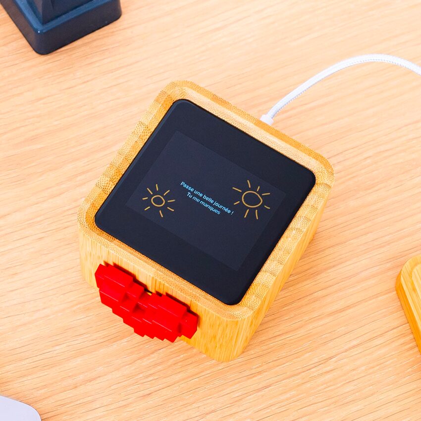 Petit appareil connecté Lovebox avec message