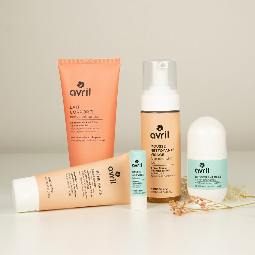 Décor gamme de soins de la marque Avril: soins corps et visage, baume lèvres, déo