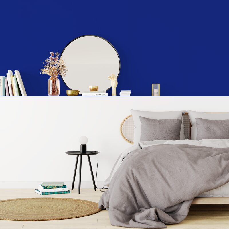 Chambre à coucher avec papier peint bleu électrique