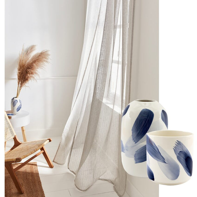 Voilages gris en mouvement dans une pièce à la déco inspirée du Japon