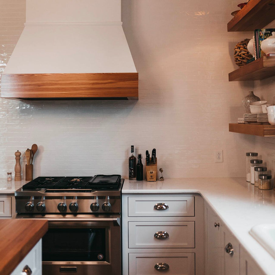 Coin de cuisine style rustique avec mur en carrelage blanc, gazinière et étagères en bois