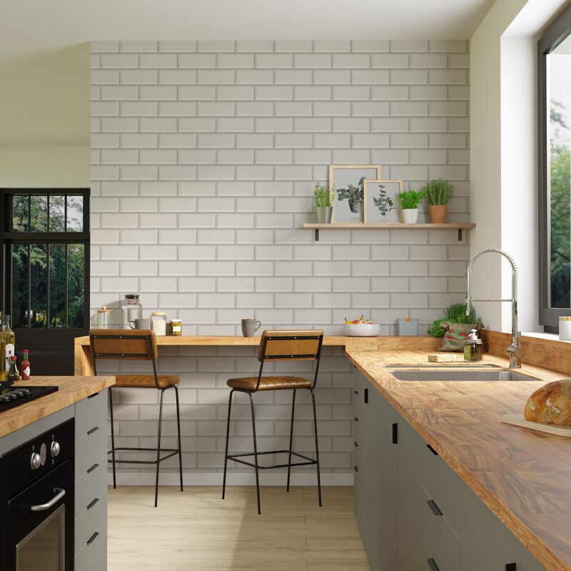 Papier peint blanc imitation carrelage de métro dans cuisine grise et bois
