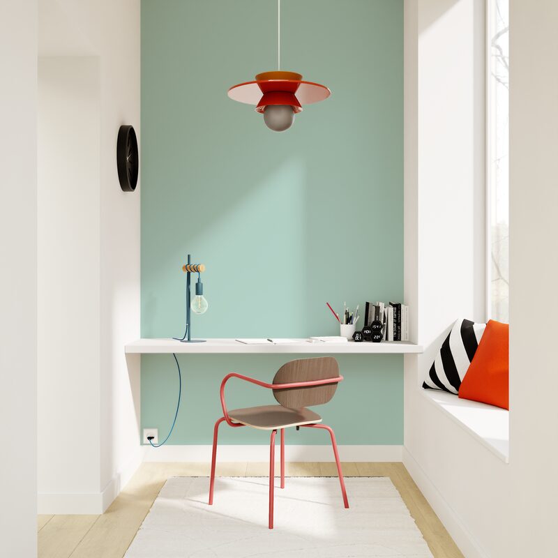 Mur vert d'eau dans bureau blanc avec des touches de couleurs