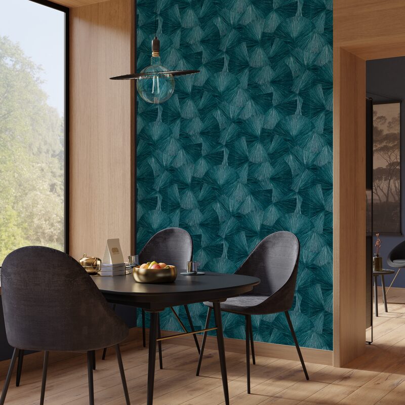 Papier peint bleu canard à motif éventail dans une salle à manger chic noire