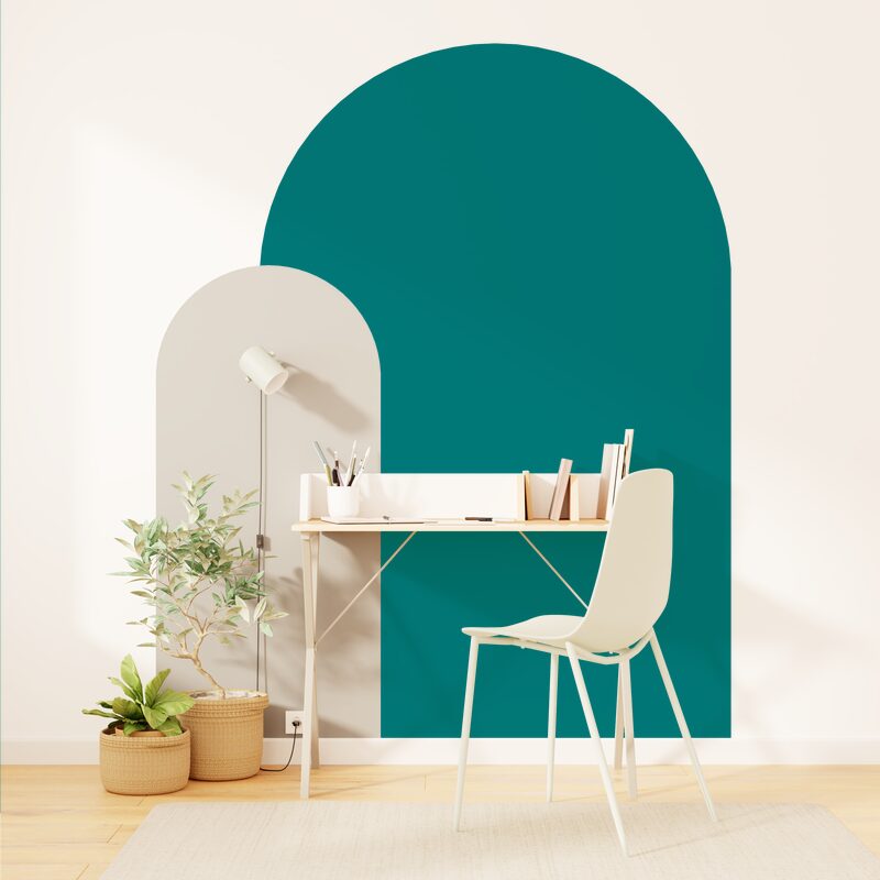 Aplat de bleu canard et gris en forme d'arche dans un coin bureau blanc