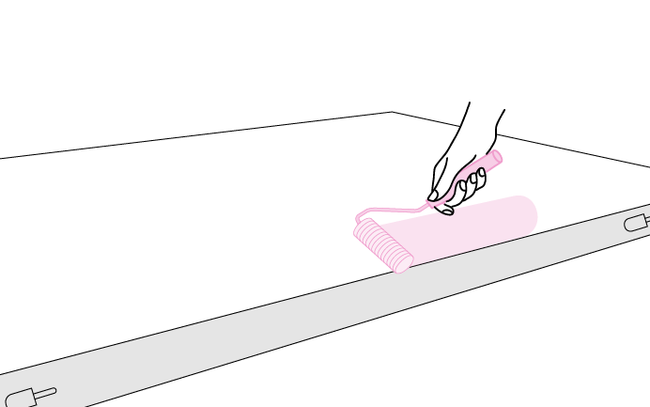 Dessin d'une main appliquant la peinture avec un petit rouleau sur une porte allongée