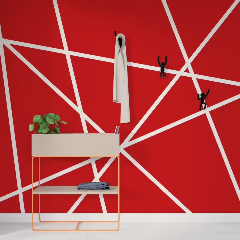 Entrée avec mur peint en rouge pivoine avec traits géométriques blancs