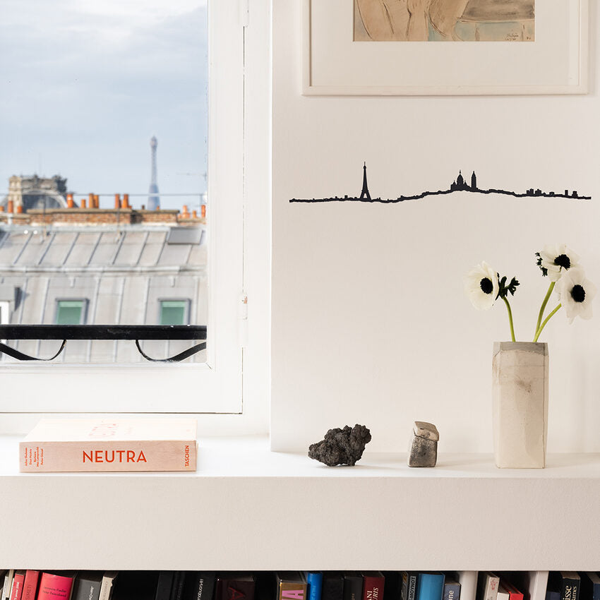 Coin fenêtre avec déco murale au trait de Paris