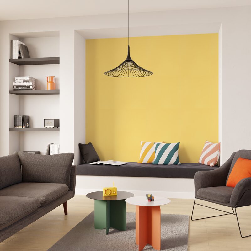 Déco salon contemporain, papier peint jaune uni, objets déco colorés