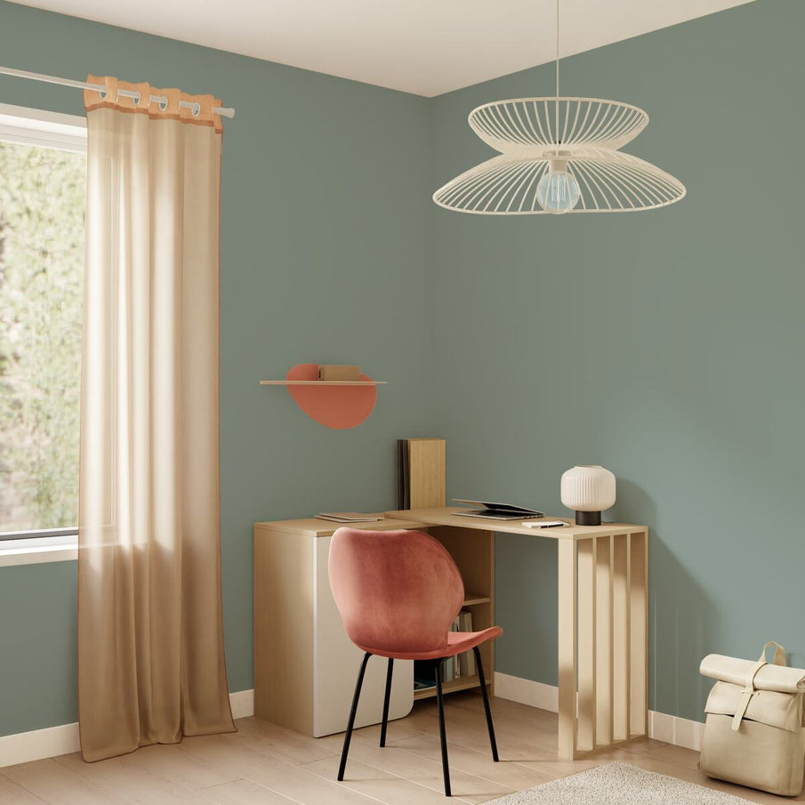 Coin bureau aménagé dans une chambre aux murs vert de gris