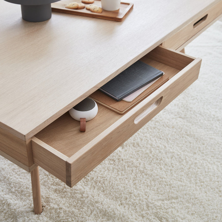 Tiroir ouvert de table basse en bois