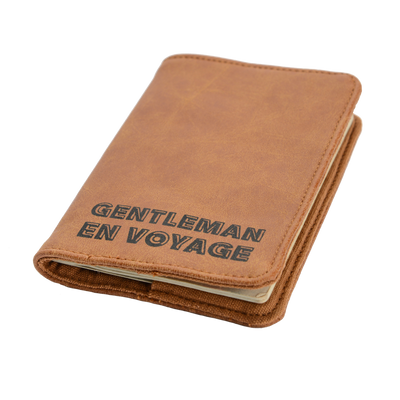 AMADEUS CADES Protège passeport Gentleman en voyage Marron