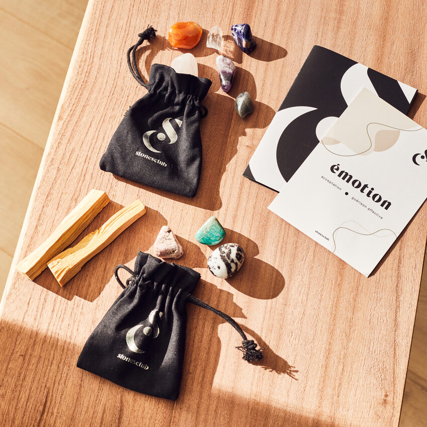 Pierres précieuses avec deux pochons noir de Stonesclub et livrets explicatifs