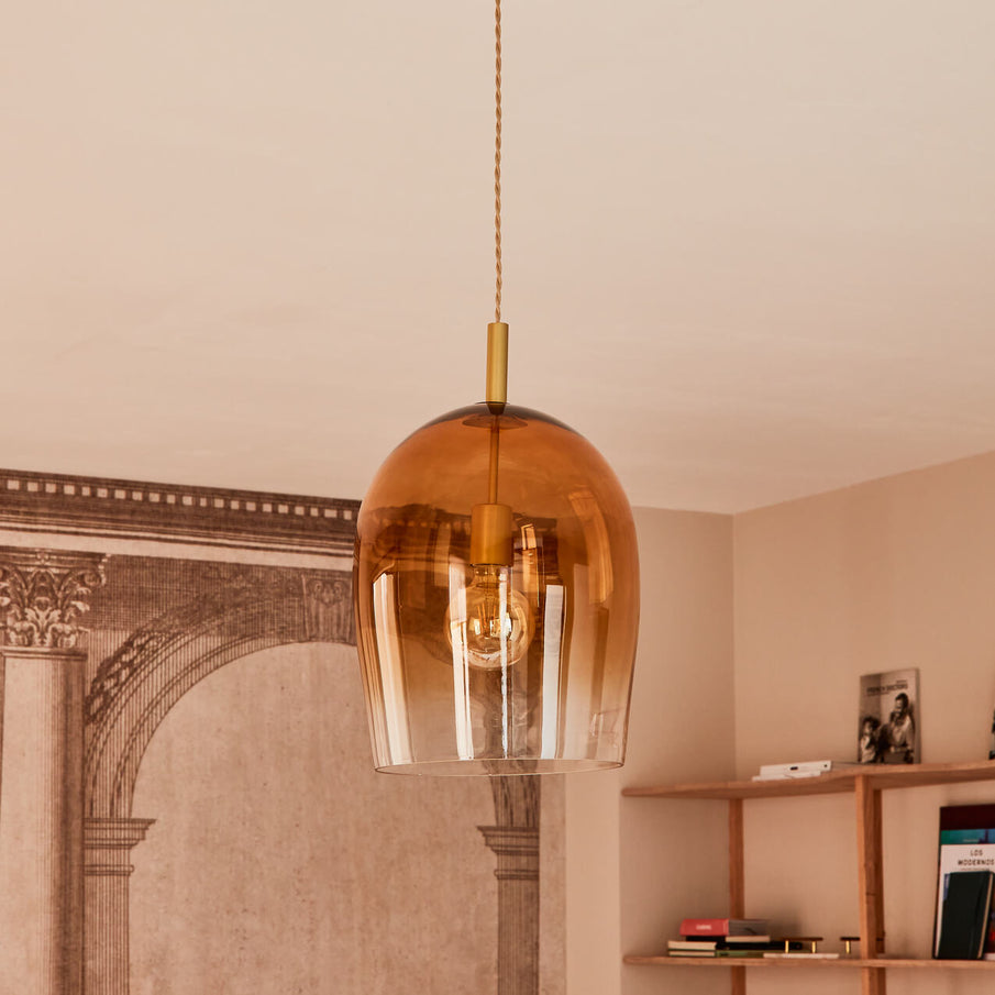 Suspension en verre fumé orange dans pièce aux tons beiges