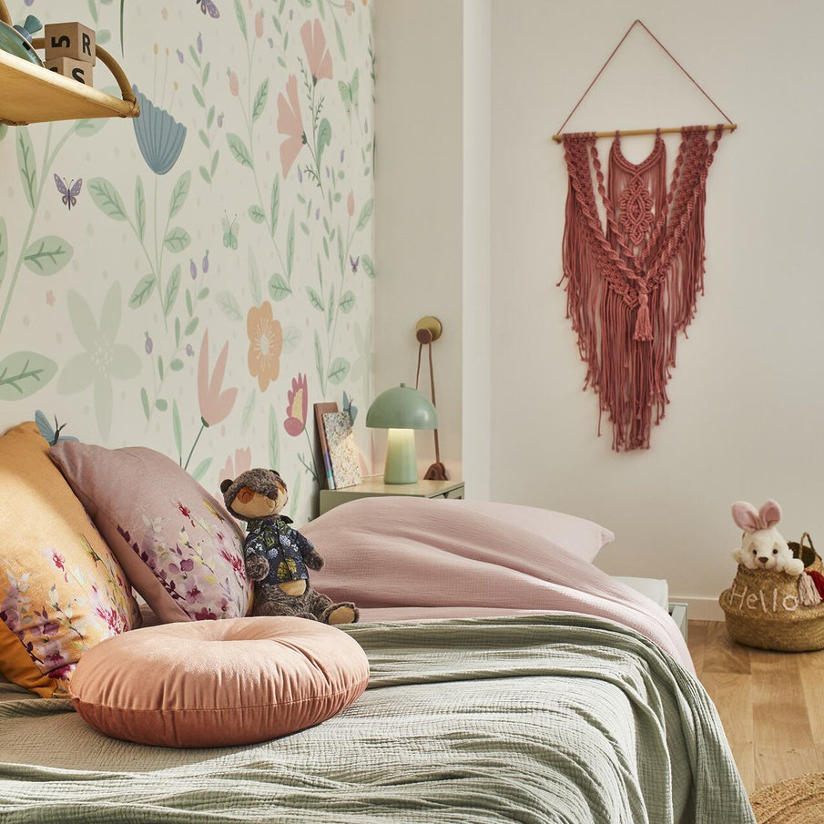 Chambre d'enfants dans les tons roses et verts, avec papier peint fleuri
