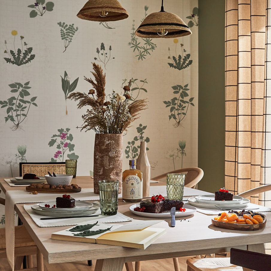 Table dressée pour le goûter dans une salle à manger style maison de campagne