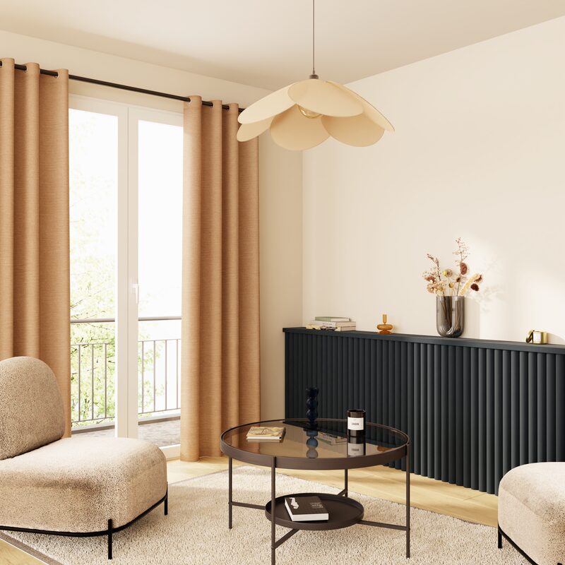 Déco de salon dans les tons blanc, beige et noir, rideaux thermiques beiges aux fenêtres