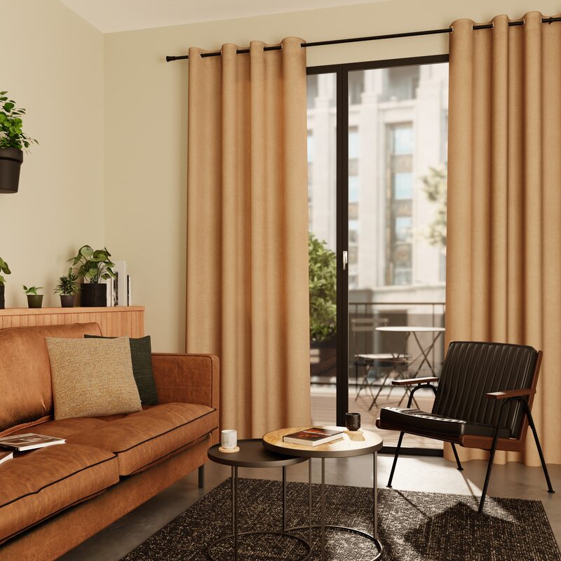 Déco salon casual, rideaux thermiques beige aux fenêtres