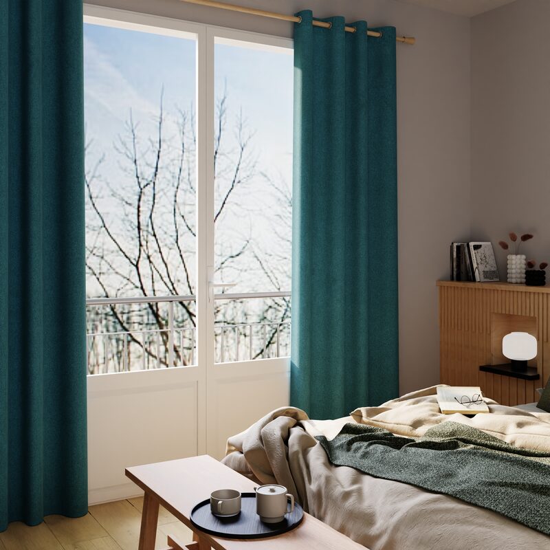 Rideaux thermiques bleu aux fenêtres d'une chambre