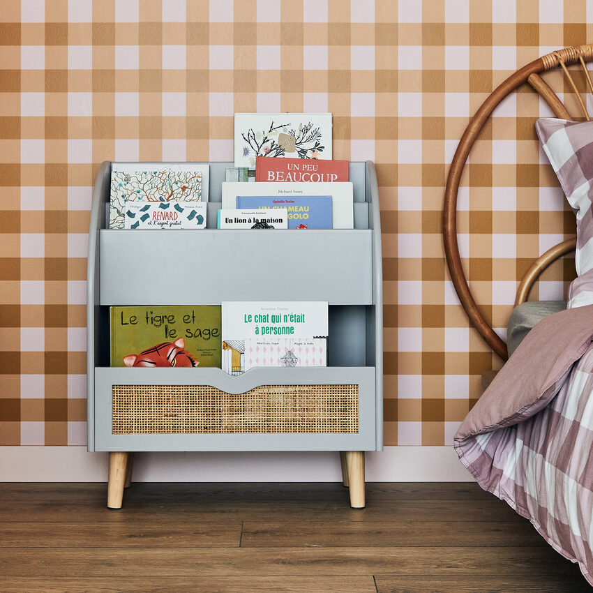 Bibliothèque enfant coloris gris avec livres devant papier peint motif vichy