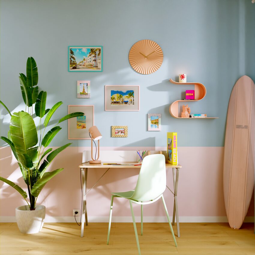 Décor bureau style Miami avec mur rose et bleu, déco pastel et plante verte