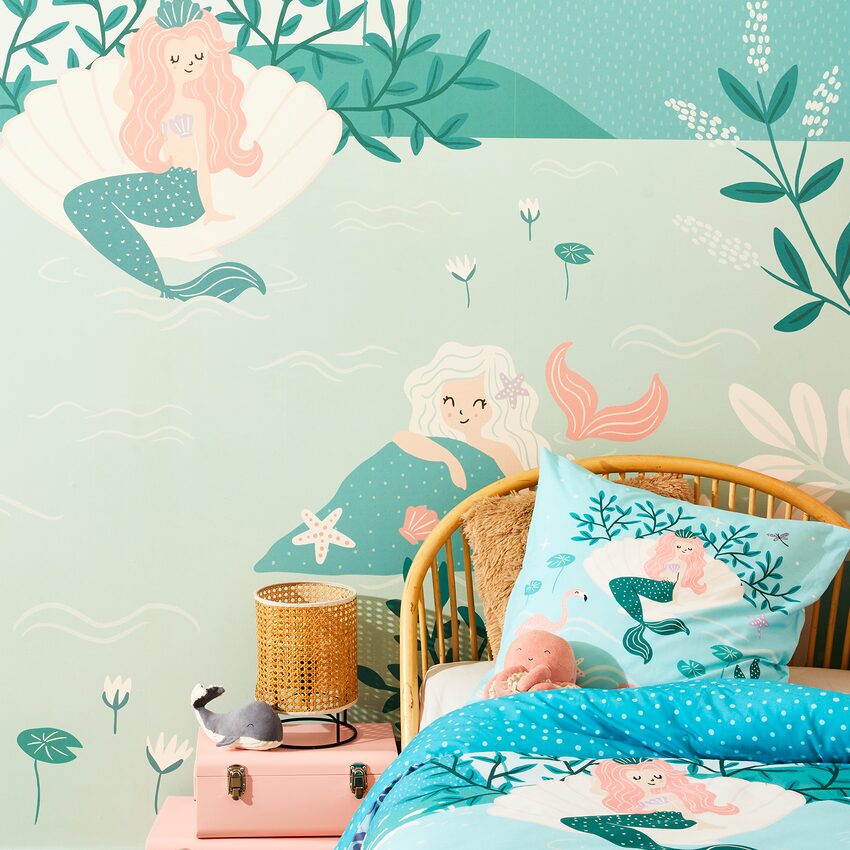 Chambre enfant avec papier peint et linge de lit avec motif sirènes
