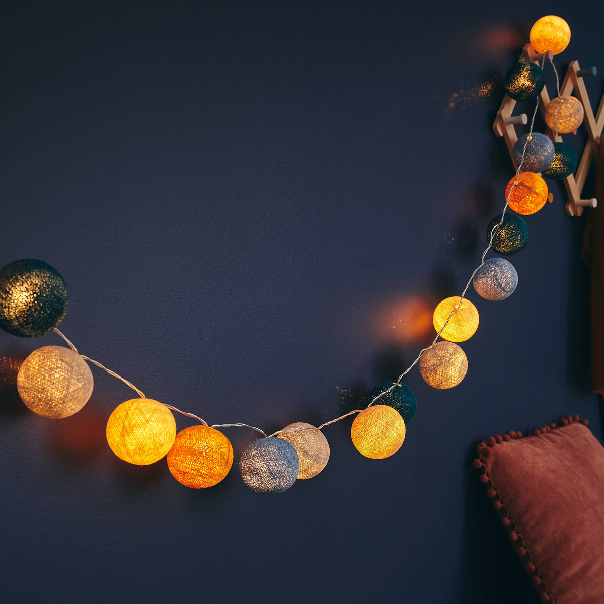 LA CASE DE COUSIN PAUL Guirlande lumineuse L'original graceland Moutarde, bleu poudré, lin, ivoire, gris perle, canard