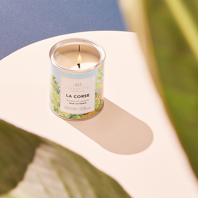 SAUGETTE Bougie parfumée La corse Bleu Maquis mêlé à la douceur des notes d’olive, de rose et de jasmin sur fond d’ambre et de myrrhe. 200G