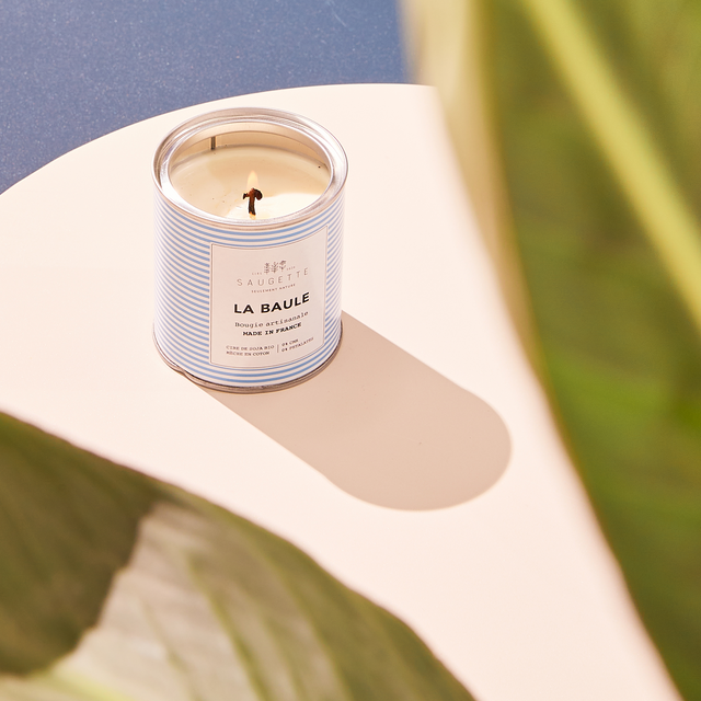 Saugette Bougie parfumée LA BAULE notes marines sur un fond de santal et de pin, laissant un délicat sillage boisé.