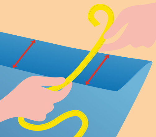 Dessin de mains mesurant un tissu pour réaliser un ourlet sur le bas d'un rideau