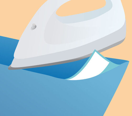 Dessin d'un fer à repasser posé sur un tissu plié pour réaliser un ourlet