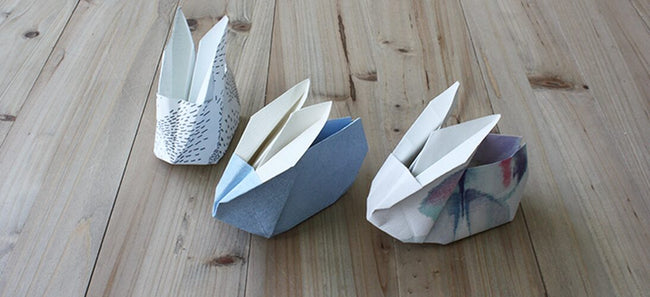 Trois lapins en origami finalisés dans trois papiers à motifs différents