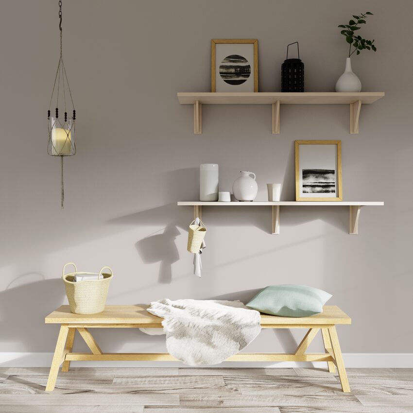 Banc avec coussin et étagère avec déco épurée devant mur gris clair