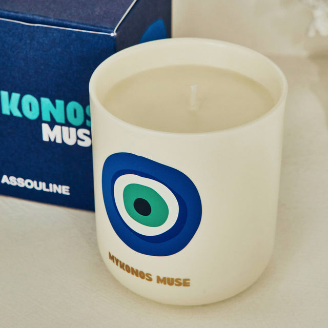 Assouline Bougie parfumée MYKONOS TRAVEL Amande, Rhubarbe, figue, tonka