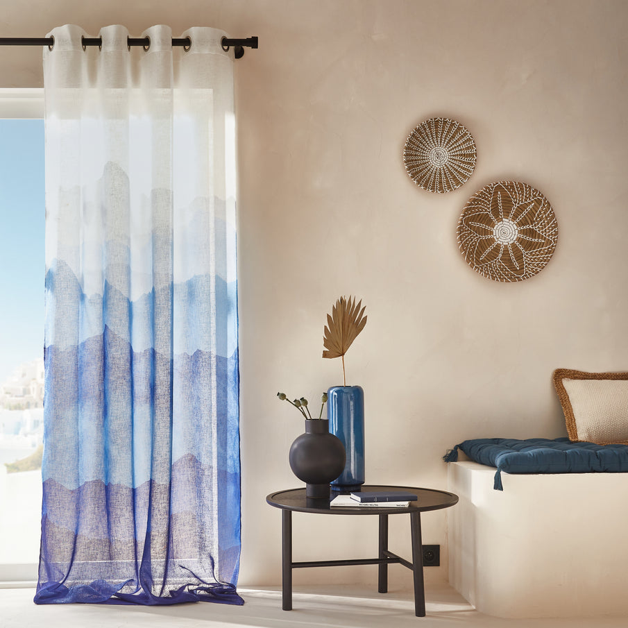 Voilage avec dégradé bleu dans salon aux accents beiges et bleus
