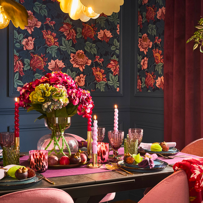 Table de fête dressée dans les couleurs bleu foncé et rose, style boudoir romantique