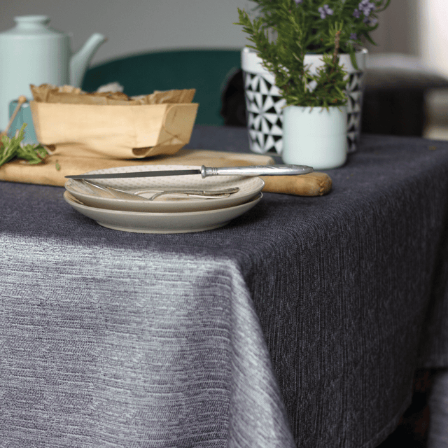 Garnier Thiebaut Nappe MALAWI coloris noir 150 x 235 cm