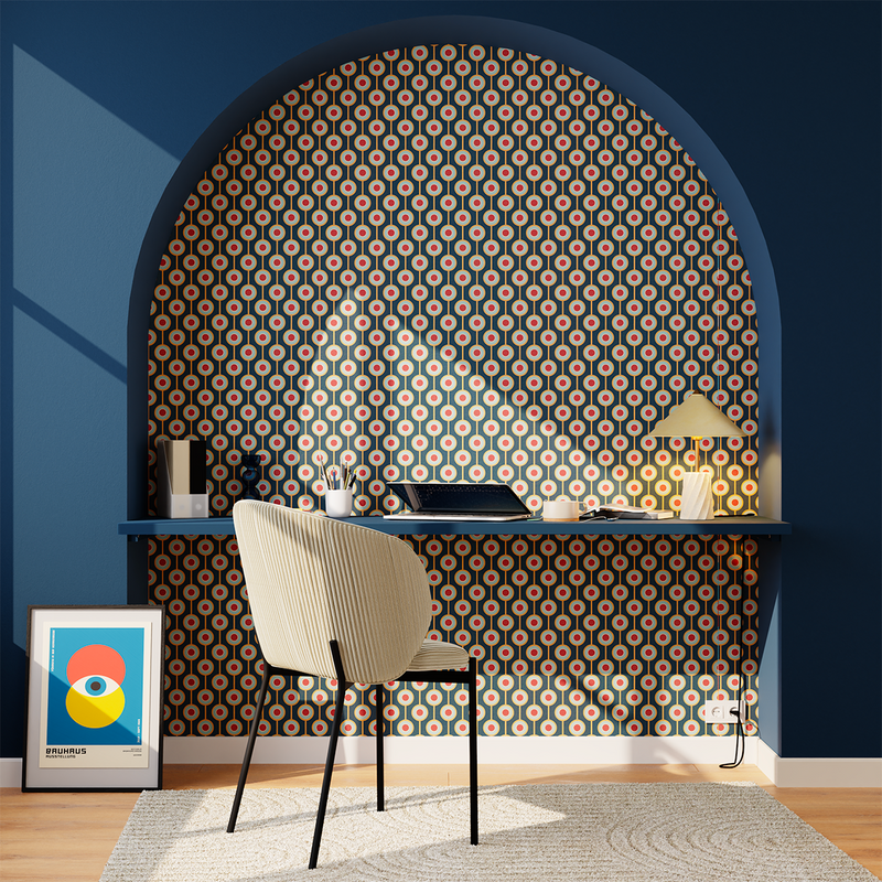Bureau dans une niche tapissée de papier peint Art déco dans pièce aux tons bleu foncé et crème