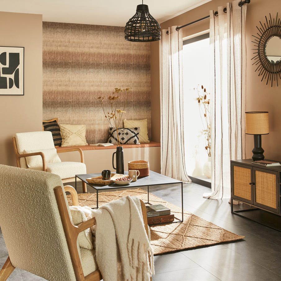 Salon dans les tons bruns clairs avec papier peint