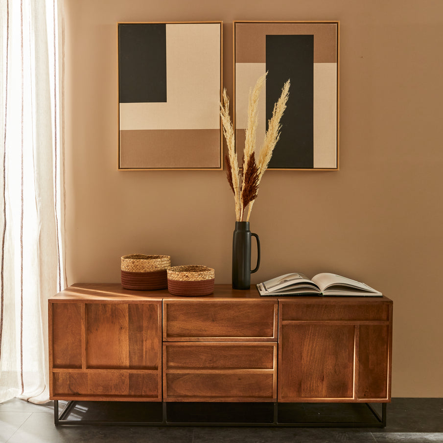 Buffet bas en bois massif, mur peint couleur muscade