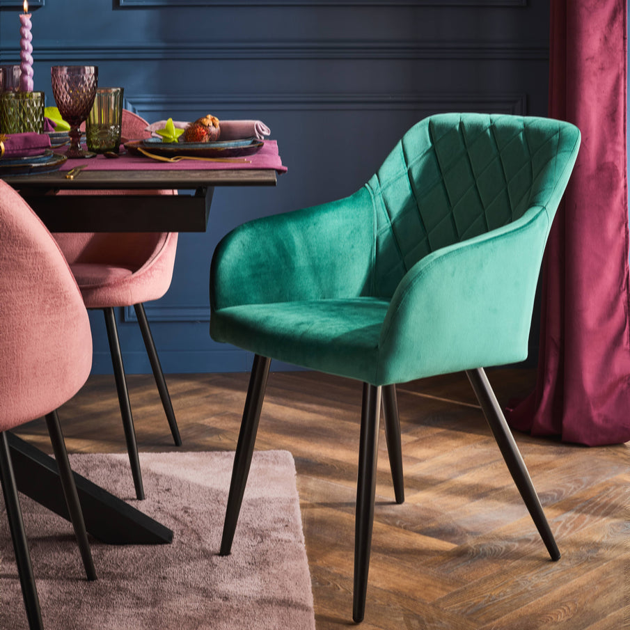 Fauteuil en velours vert émeraude dans une salle à manger