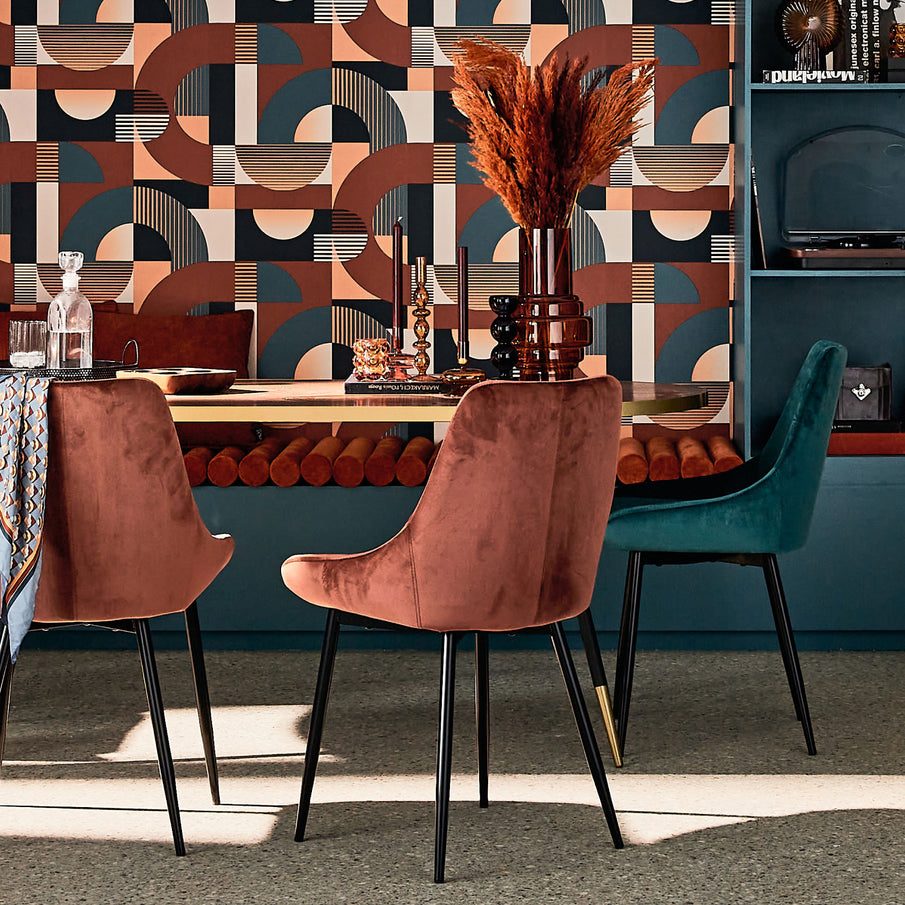 Chaises en velours couleur rouille dans salle à manger style vintage aux couleurs bleu et cognac