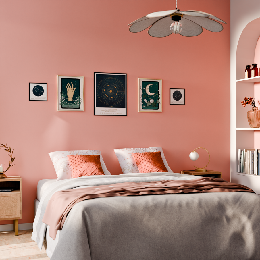 Cadres style mystiques en ligne horizontale sur mur rose d'une chambre
