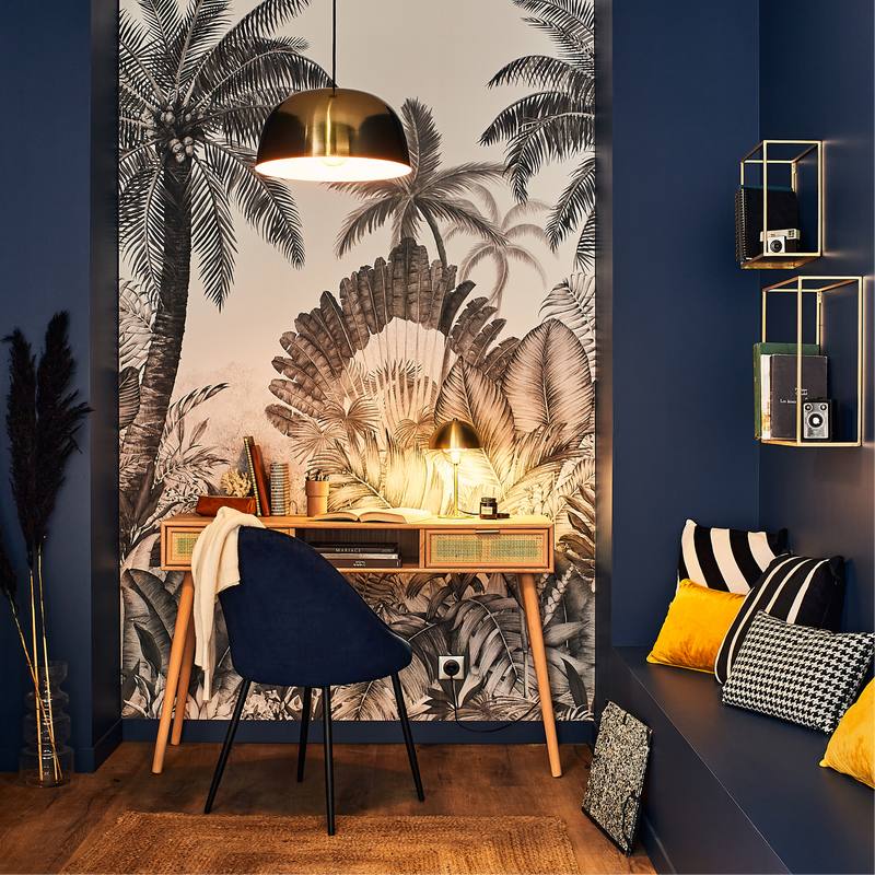 Coin bureau aux murs bleu foncé et papier peint motif jungle