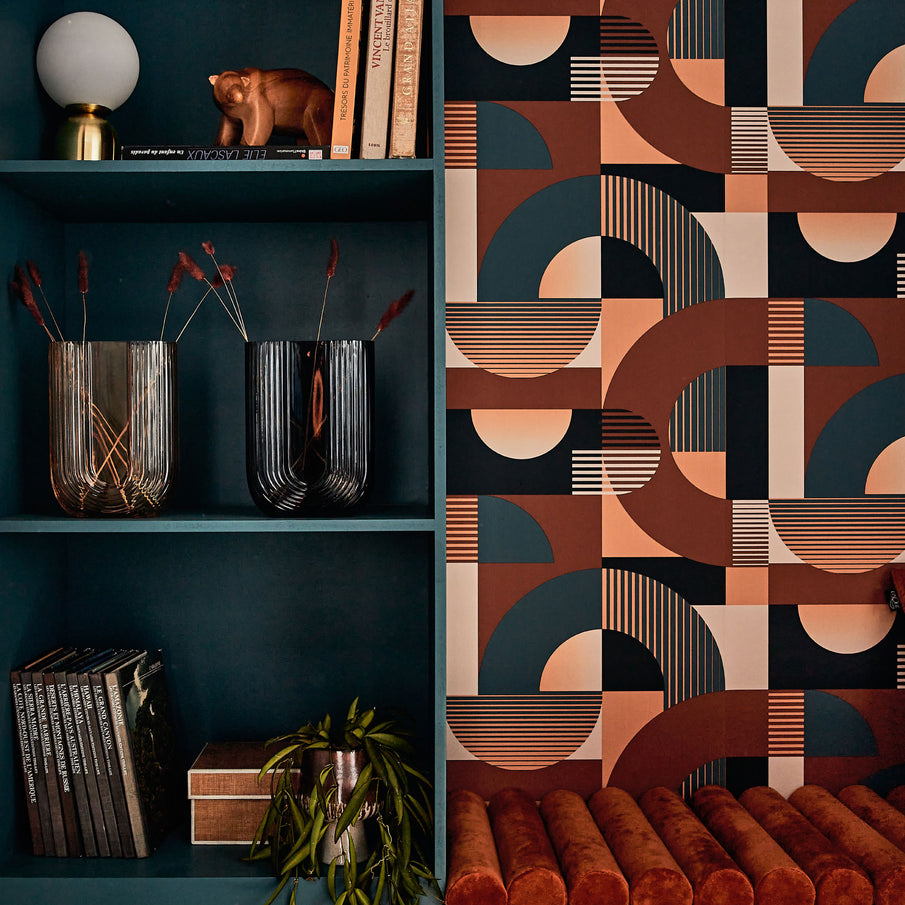 Papier peint géométrique bleu et orange dans niche d'une étagère murale bleu paon