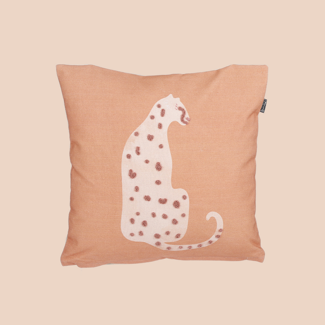 Coussin couleur pêche dessin de léopard centré